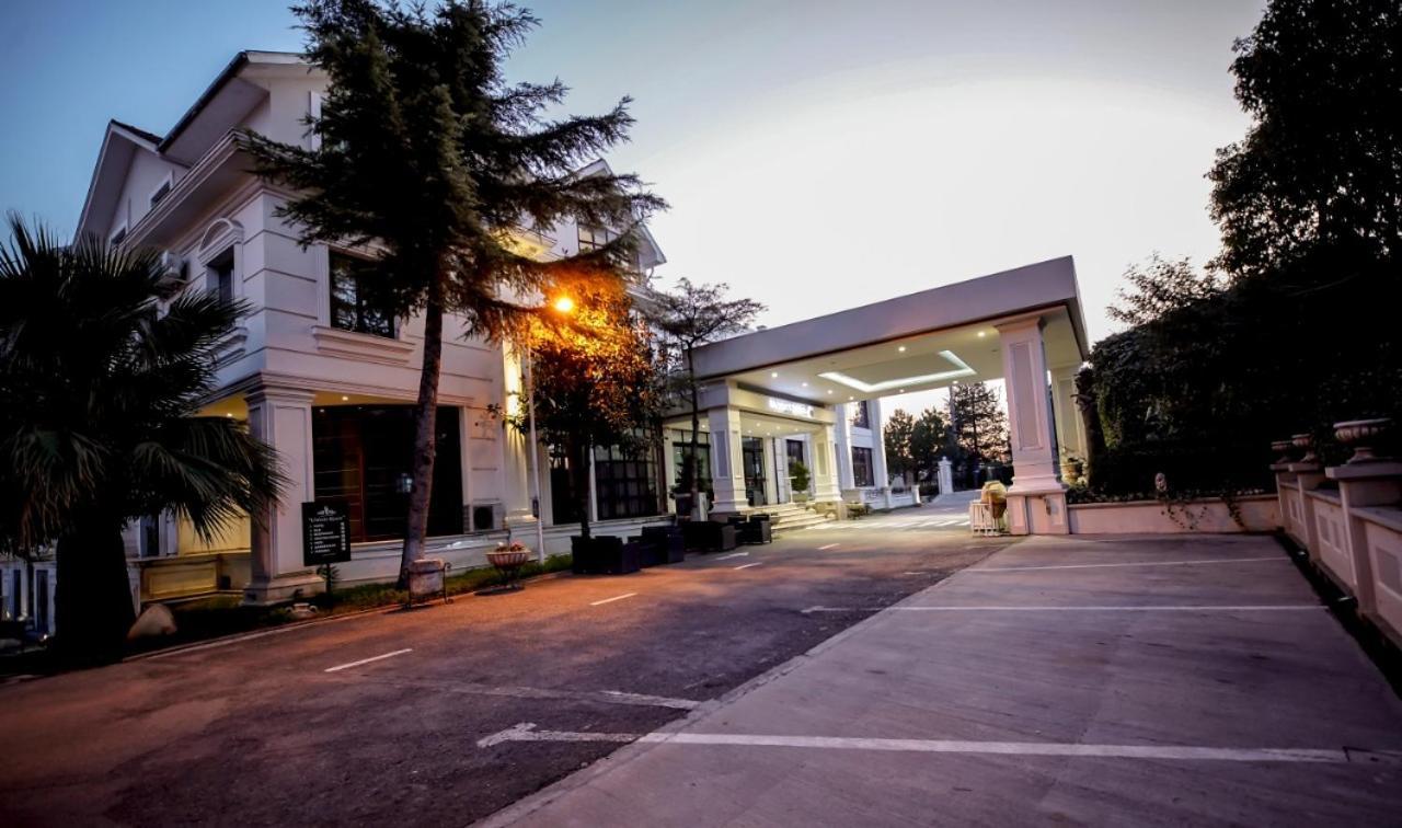 Univers Resort Elbasan Bagian luar foto